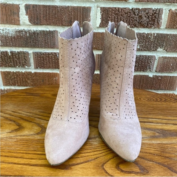 Liz Claiborne Serina Perforated Rose Pink Stiletto Ankle Booties Size 8 - Picture 2 of 7